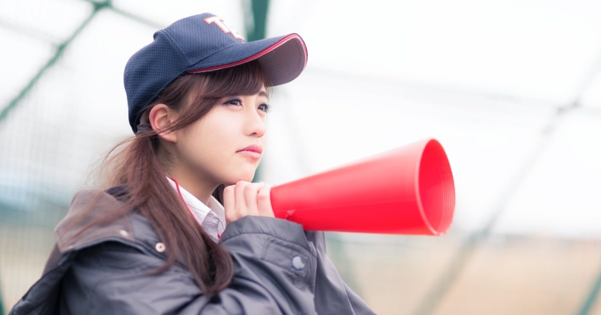 最後まで諦めず応援する女子高生