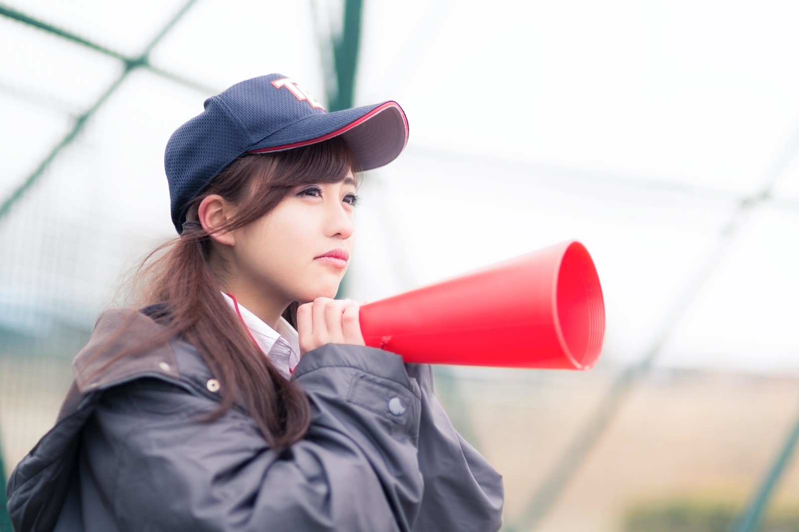 最後まで諦めず応援する女子高生