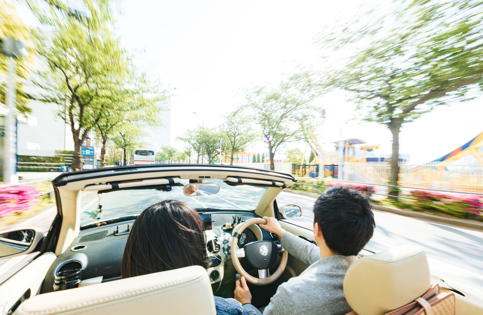 街中をオープンカーで颯爽と駆け抜ける（デート中）