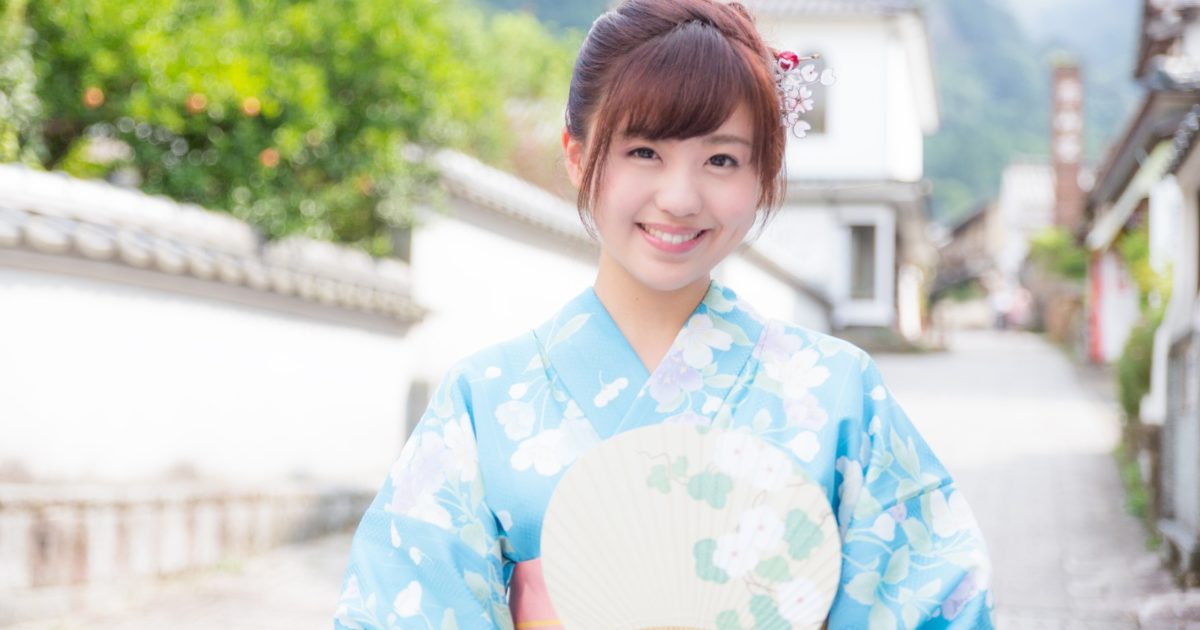 伊万里市大川内山へ観光に来た青い浴衣の若い女性