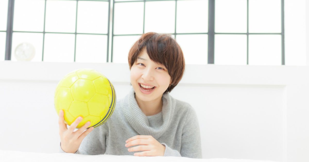 サッカーが大好きな若い女性
