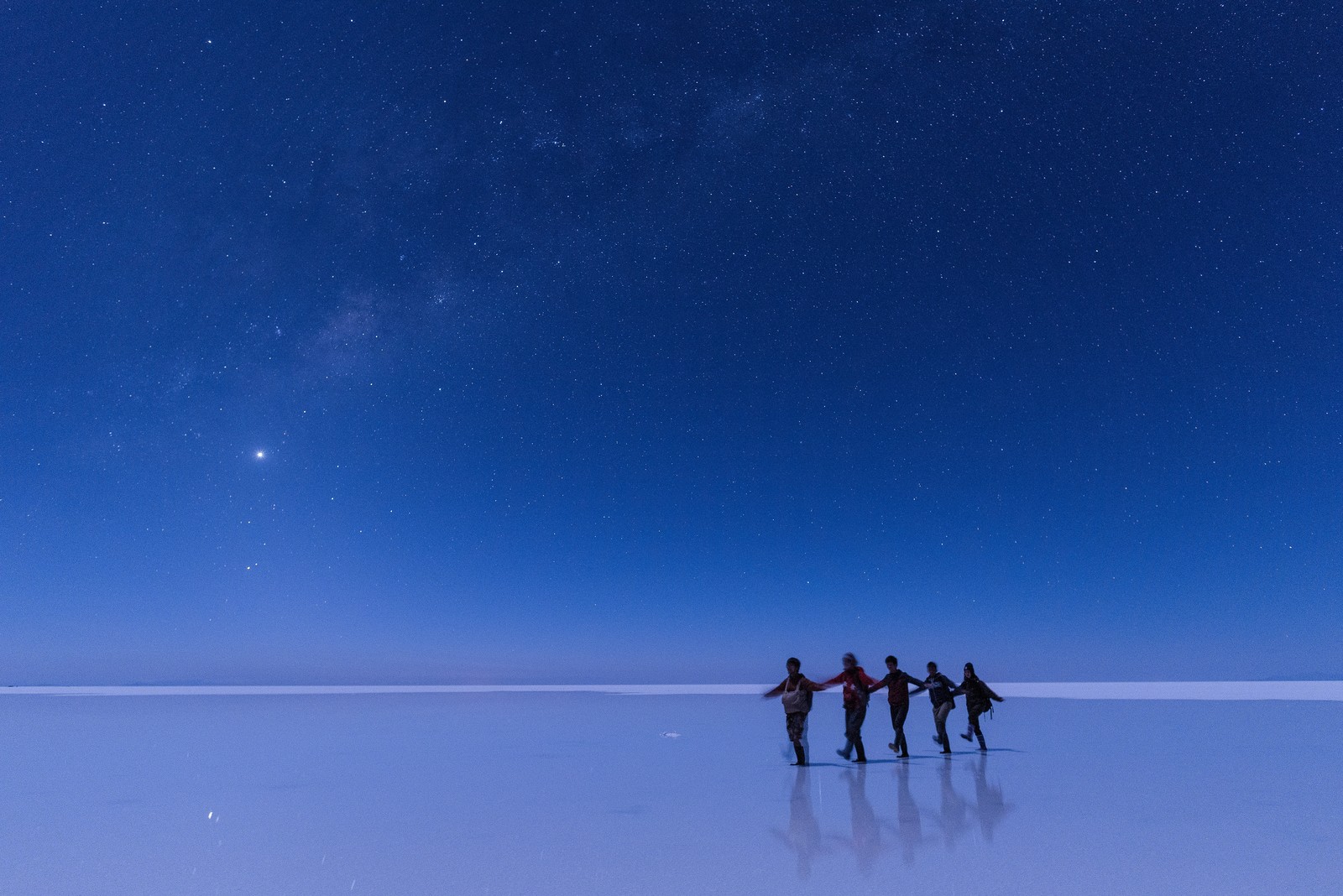 ウユニ塩湖で星空ツアーを楽しむ観光客