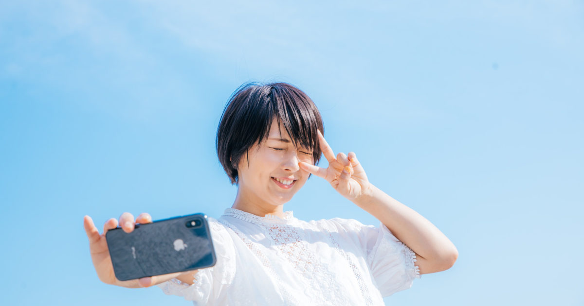 結果を求めて行動する夏日の自撮り女子
