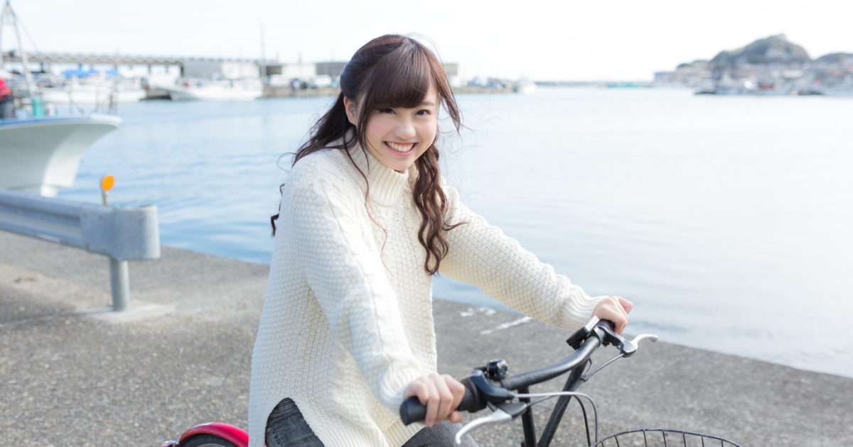 自転車にのってはしゃぐ彼女