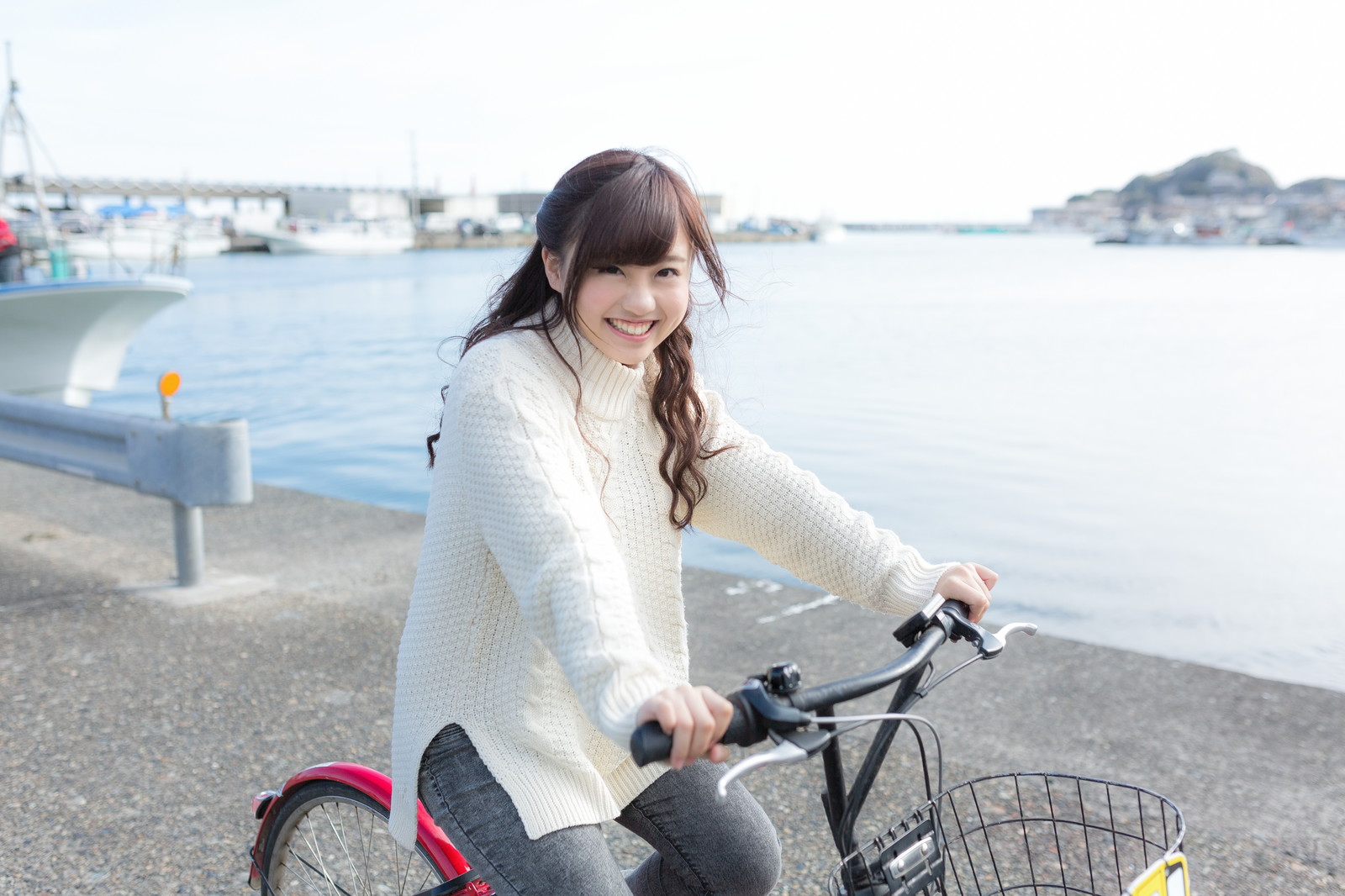 自転車にのってはしゃぐ彼女