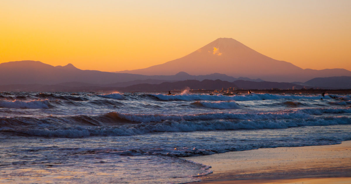 押し寄せる波と富士の山