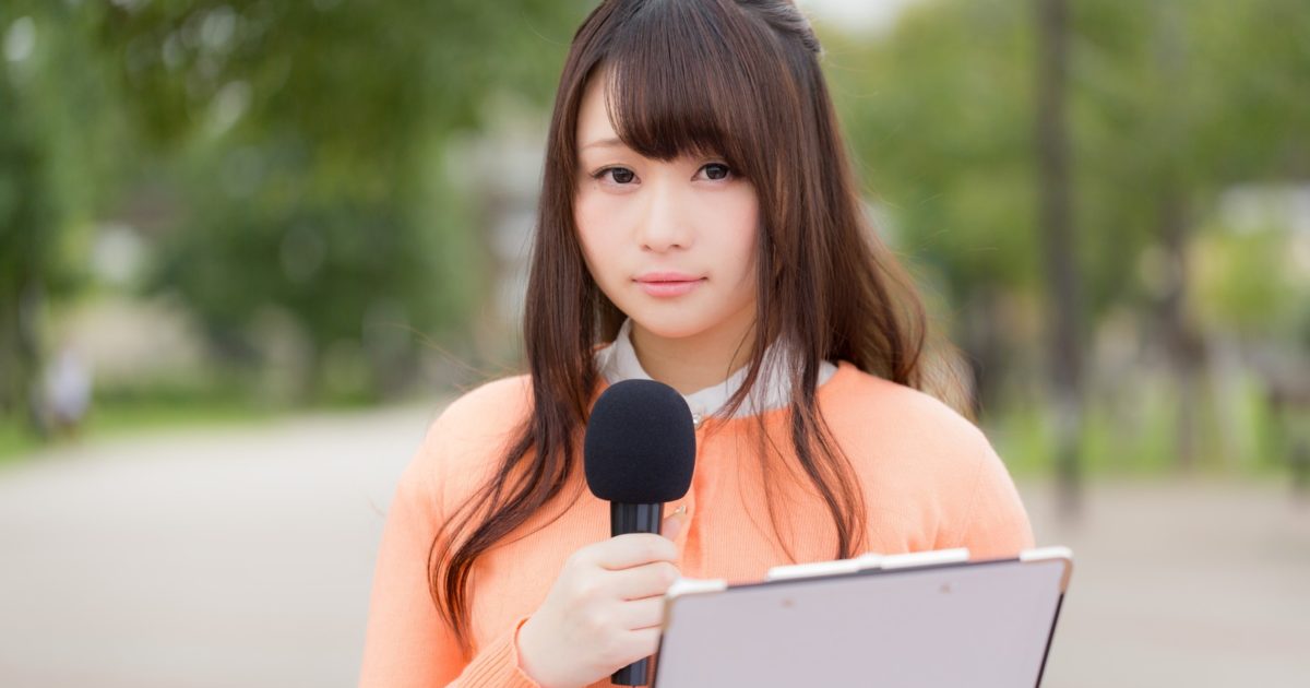 質問する女性アナウンサー
