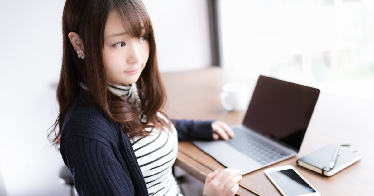 カフェでWordPressブログを書くノマド女子