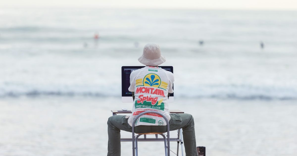 サーファーを眺めながら、サーファー向けのネットショップを仕上げる意識の高いデザイナー