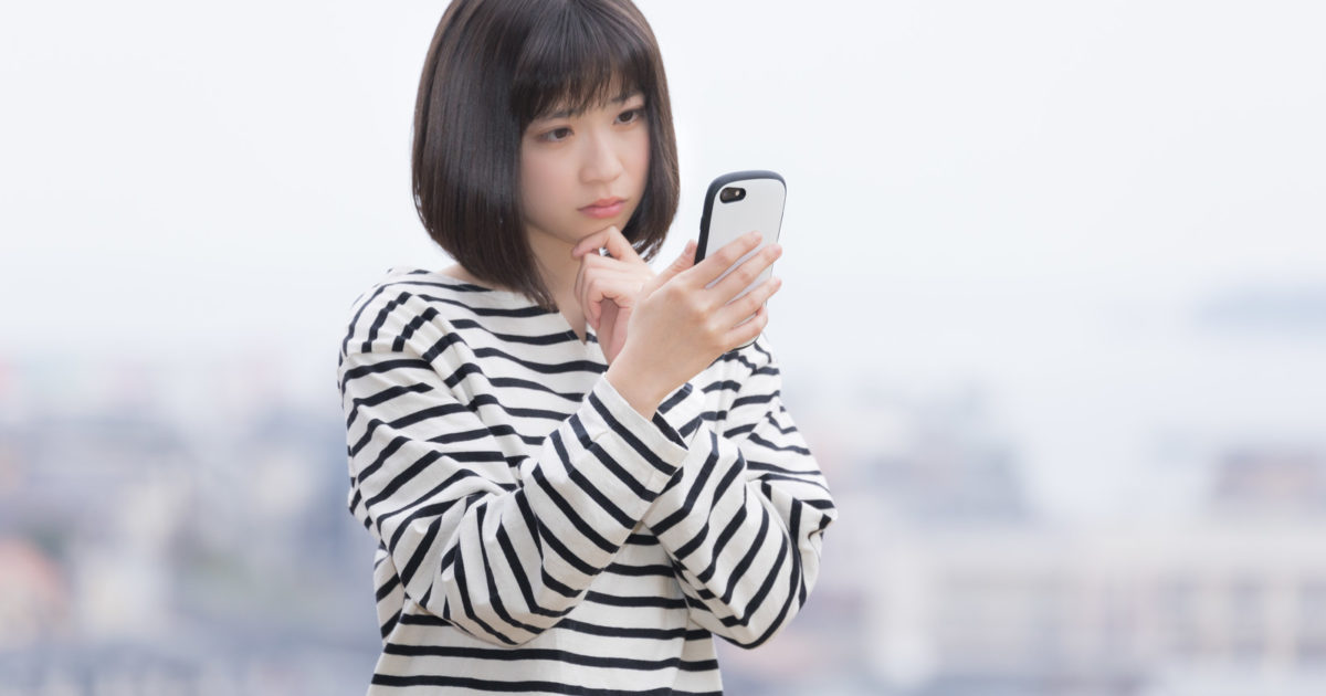 ブラウザのキャッシュが原因かもと悩む女性