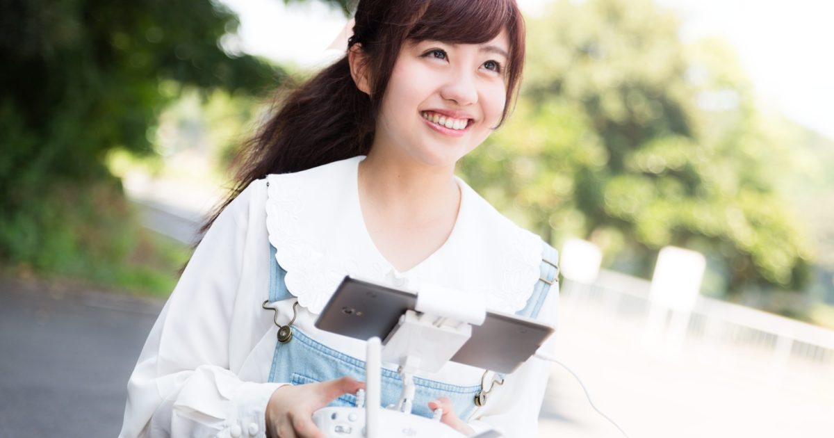 初めてドローンを操作する女性