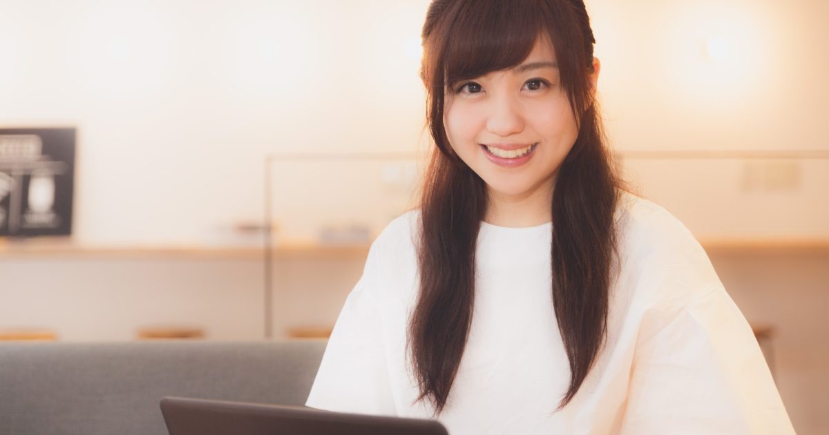コワーキングスペースでネットショップ作成中の女性