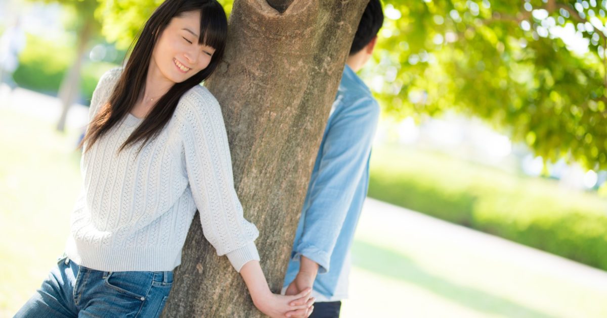 「恋人」のシーンでよくある木を使った構図