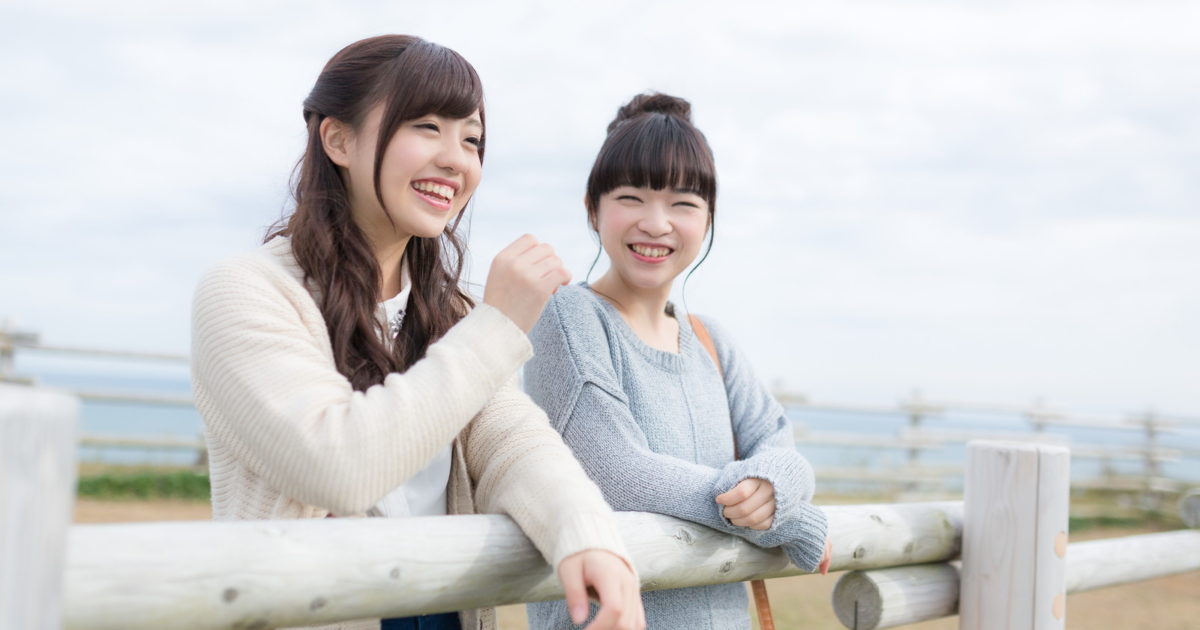 旅行中に友人とブログについて会話する