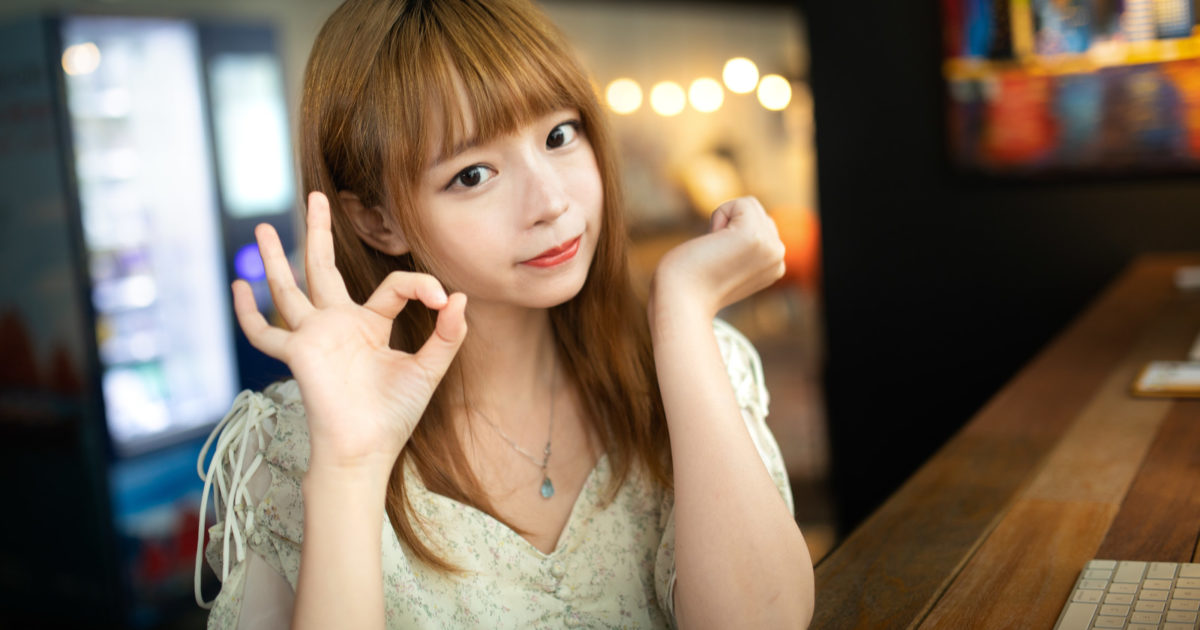 知っててよかった！「OK」のジェスチャーを出すブロガー女子