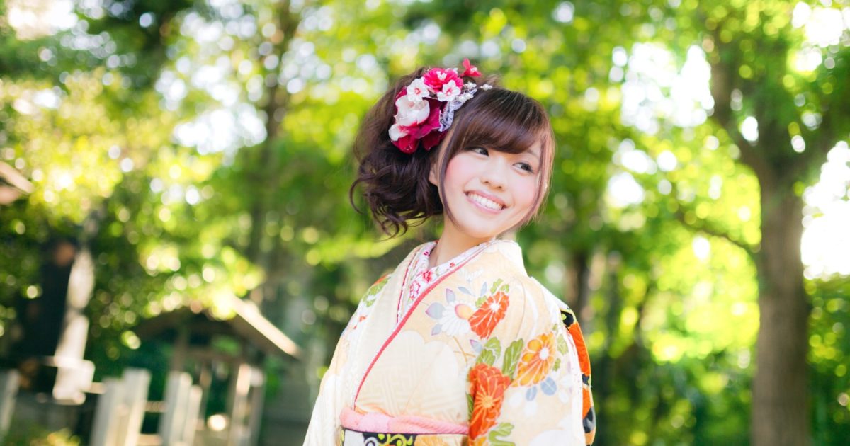 振袖姿の女性（神社境内）