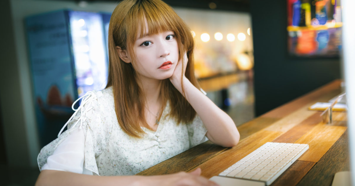 WordPress操作で悩んで頭を抱える女性