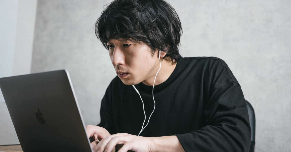 こつこつとWordPressブログを更新する男性