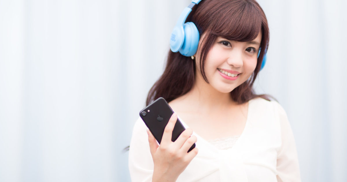 サブスクで音楽を楽しむ女子