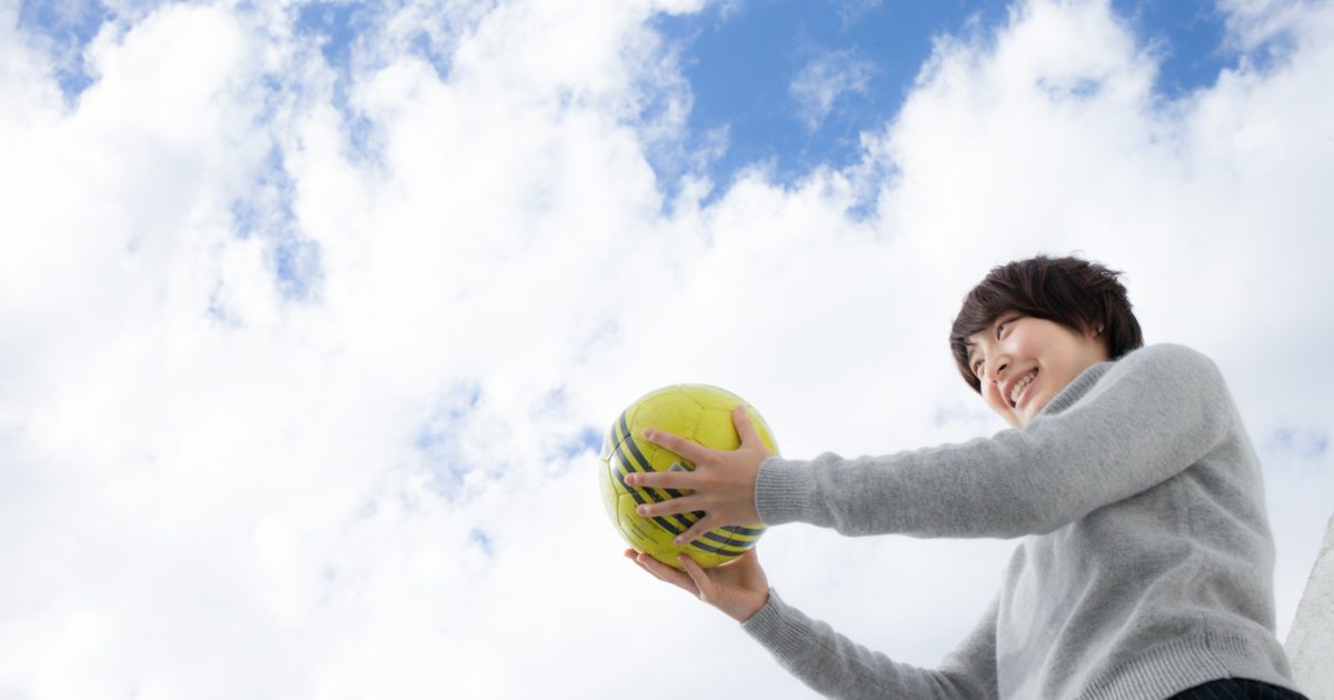 次の世代にボールを託すサッカー女子