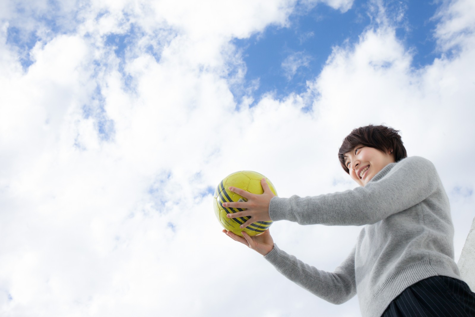 次の世代にボールを託すサッカー女子