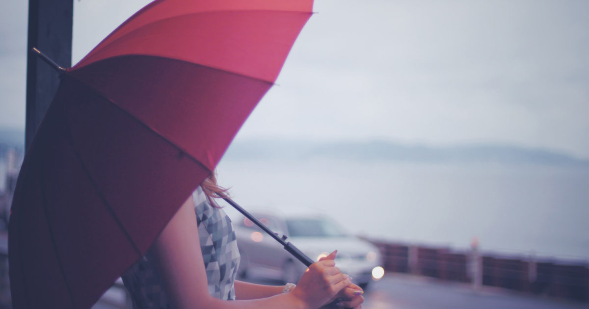梅雨の鎌倉で傘をさす女の子