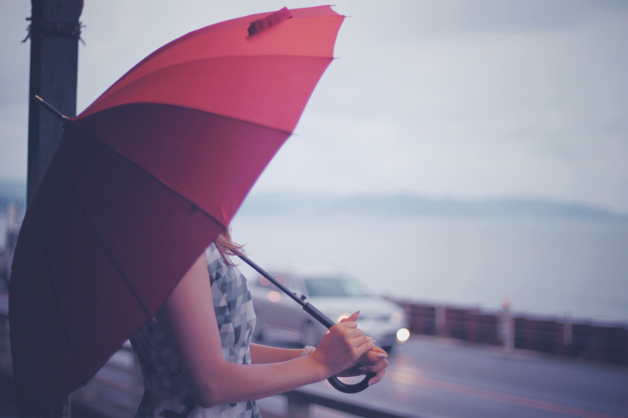 梅雨の鎌倉で傘をさす女の子