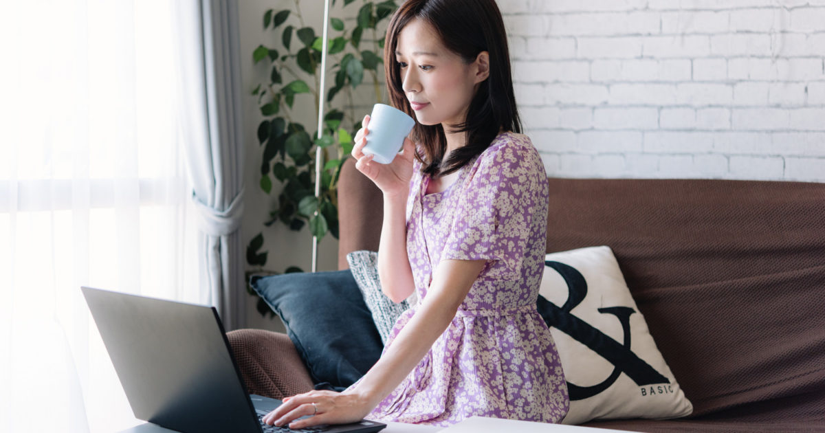 Webサイト運営のキーワードを調査する女性