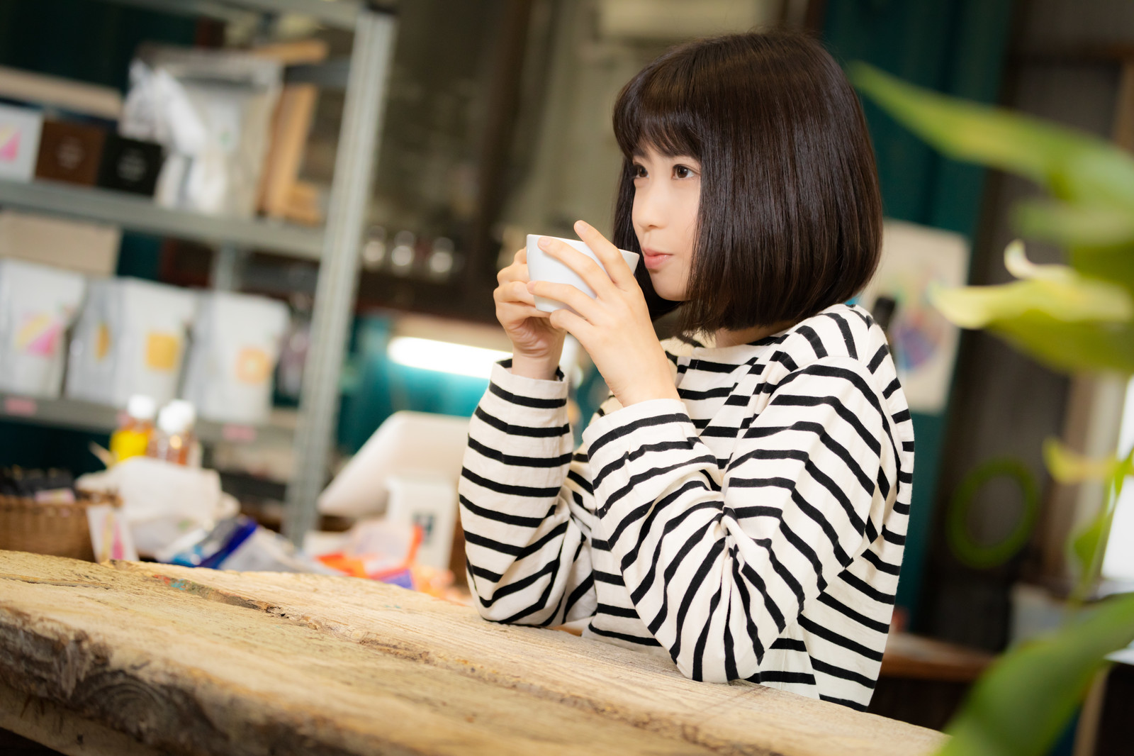 挽きたてのコーヒーを飲む女性