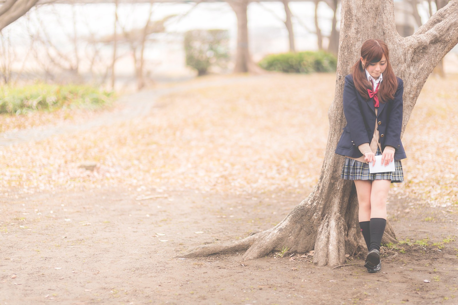 放課後、木陰に隠れて告白のチャンスを伺う女子高生