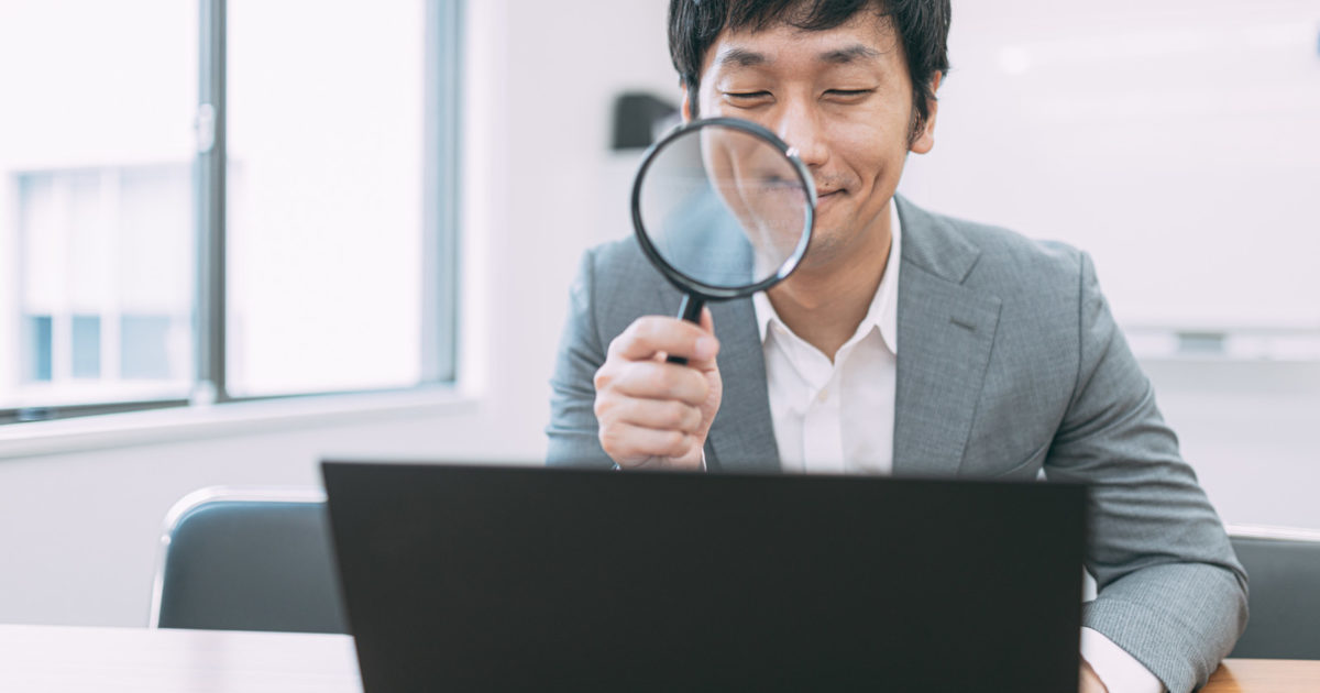 Webサイトを鑑定する男性