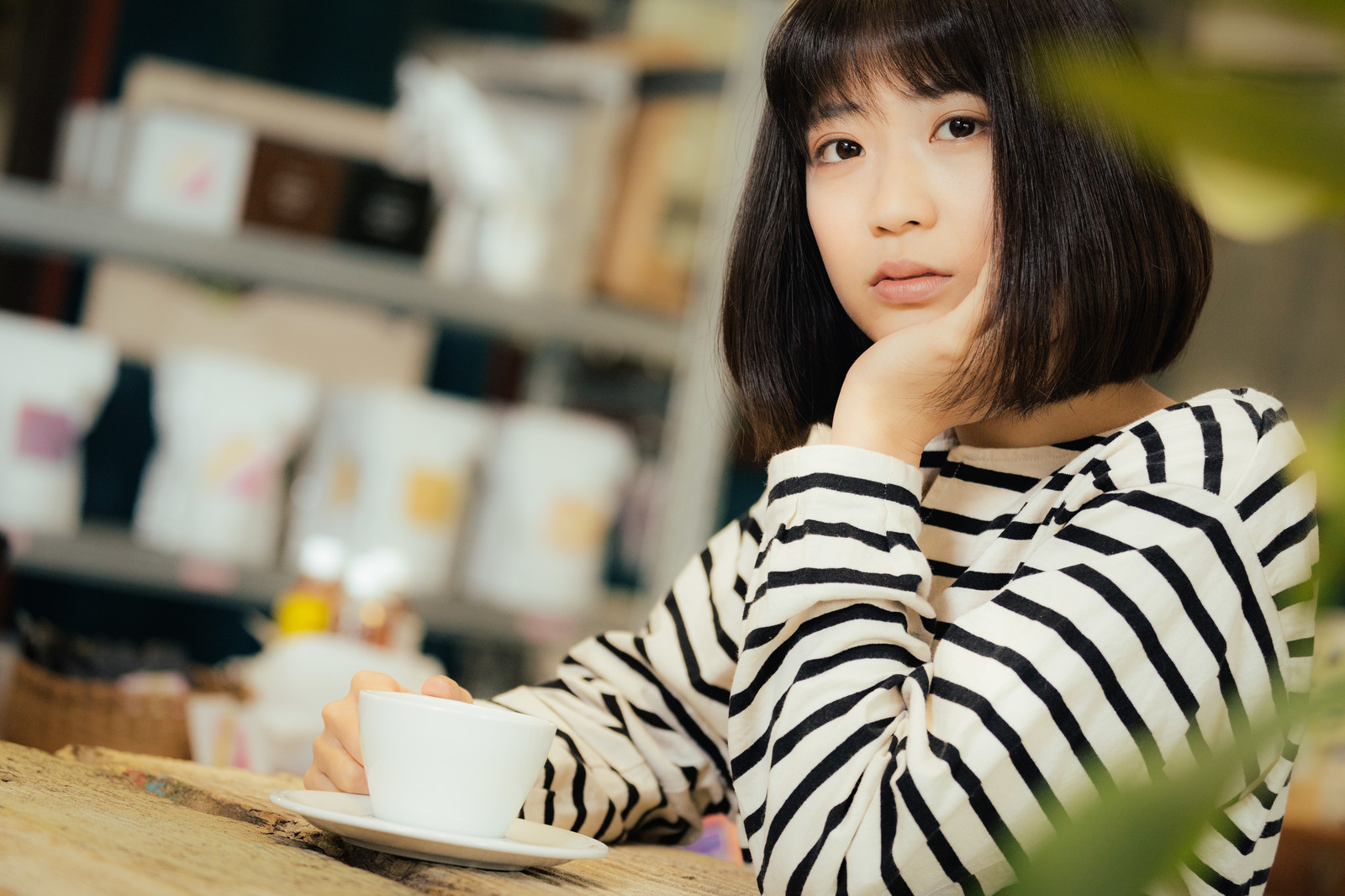 カフェで退屈そうにこちらを見つめる女性