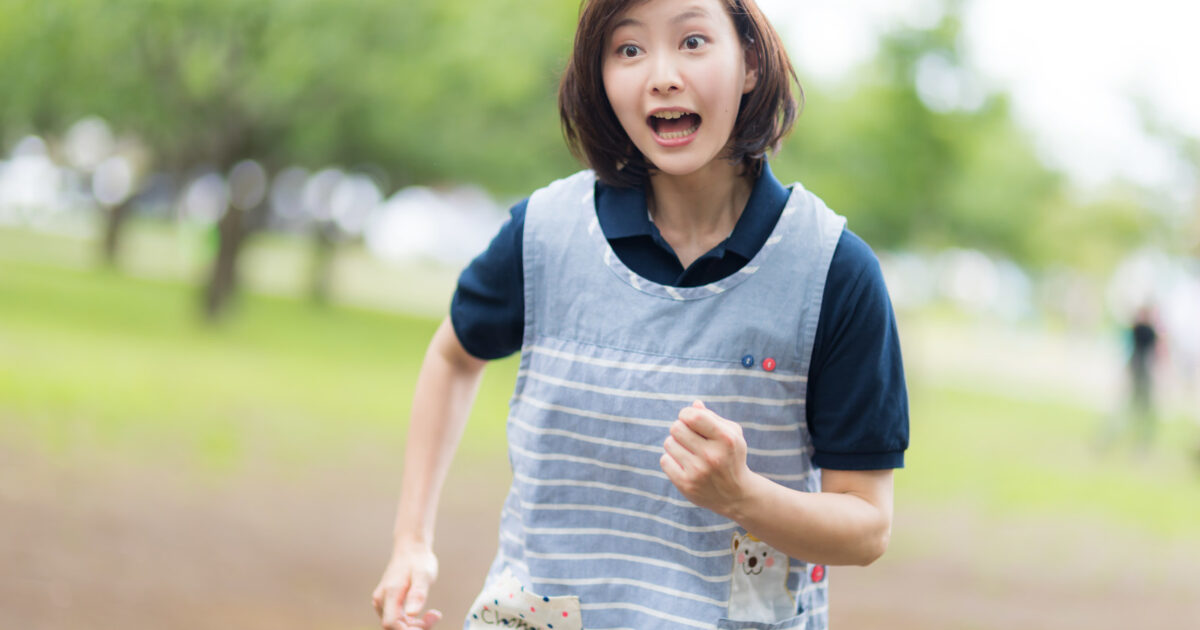大慌てで猛ダッシュする介護士