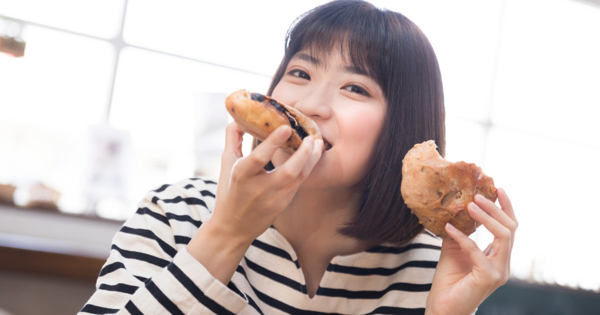 手作りパンを頬張る女性