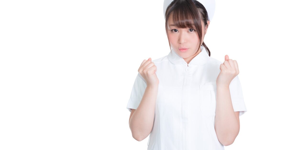 頑張って治療しましょう！と応援する美人看護師