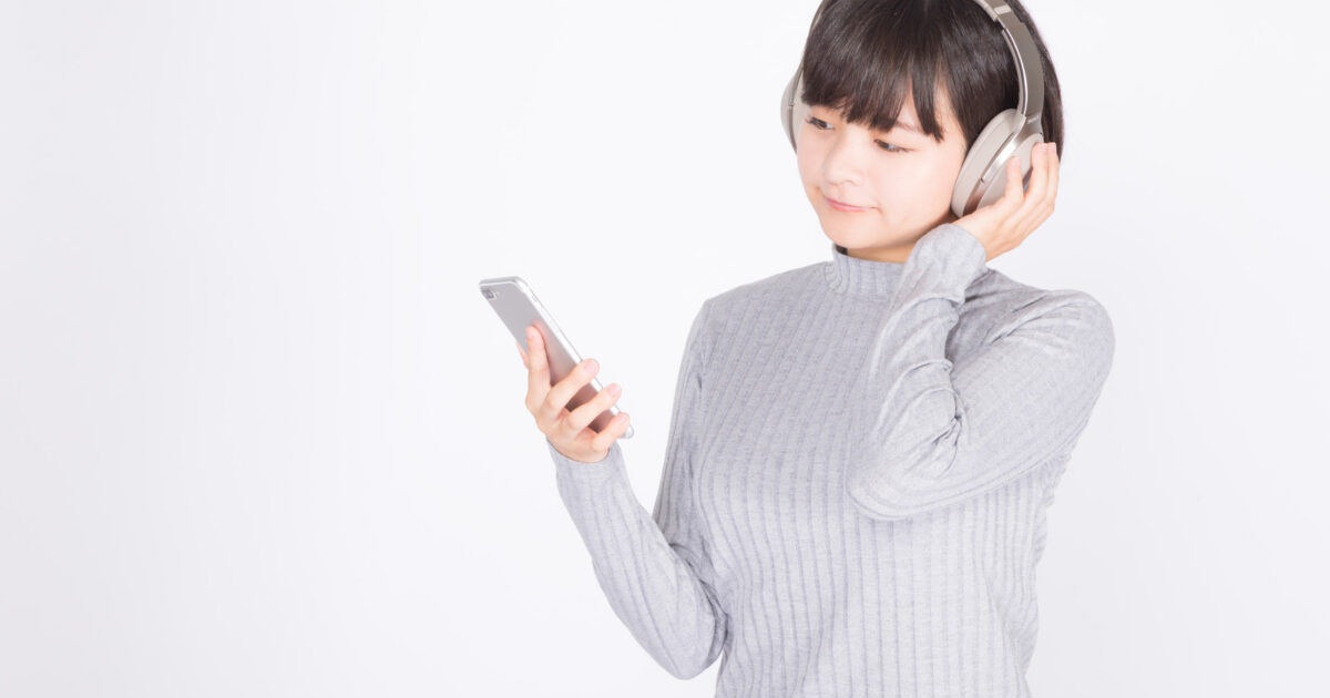 iPhoneでClubhouseを楽しむ女性