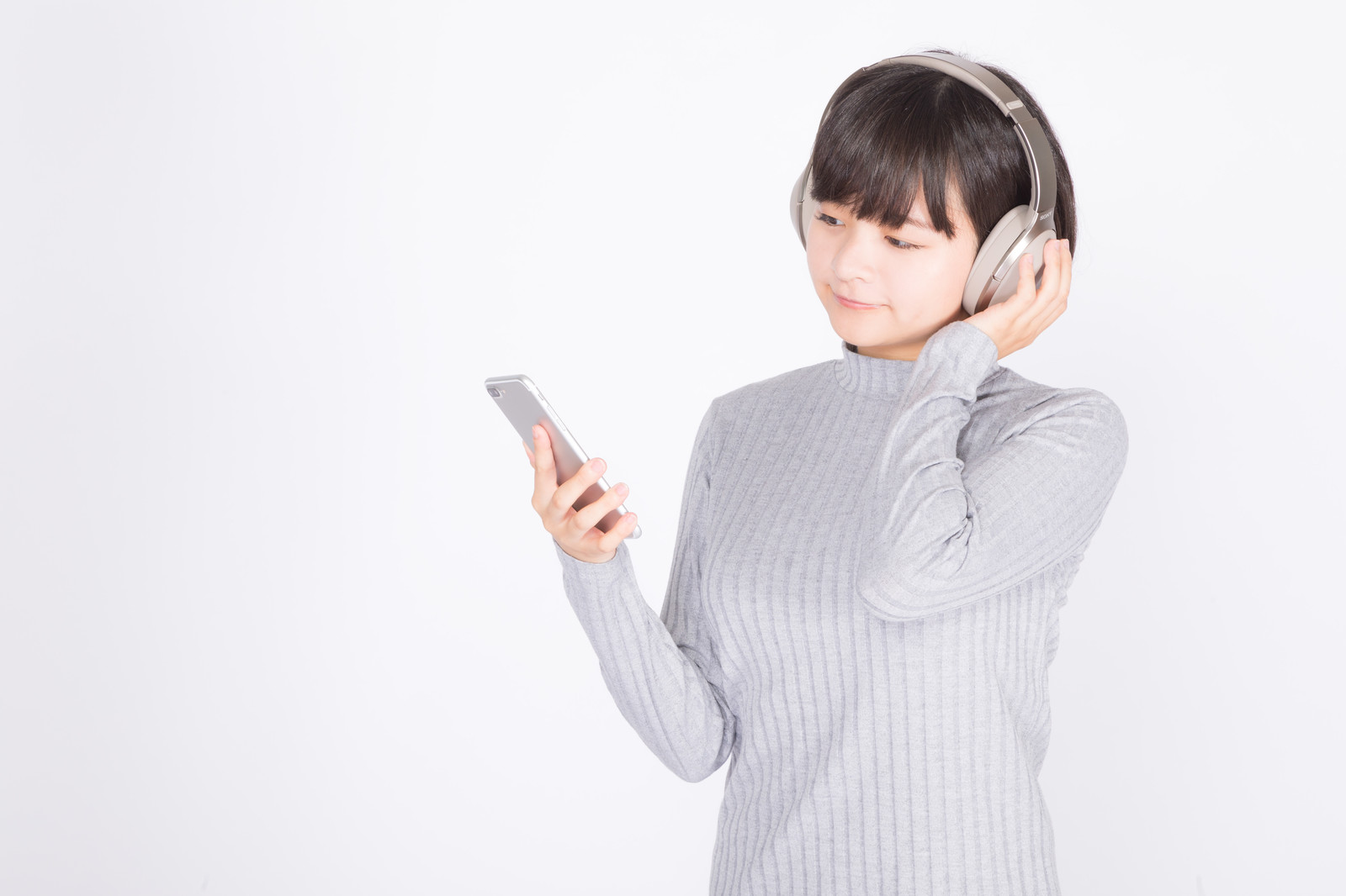 iPhoneでClubhouseを楽しむ女性