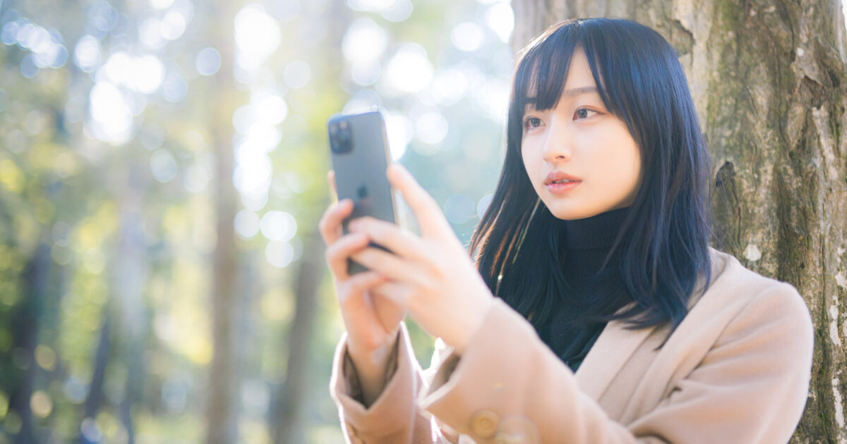 木漏れ日スマホ女子
