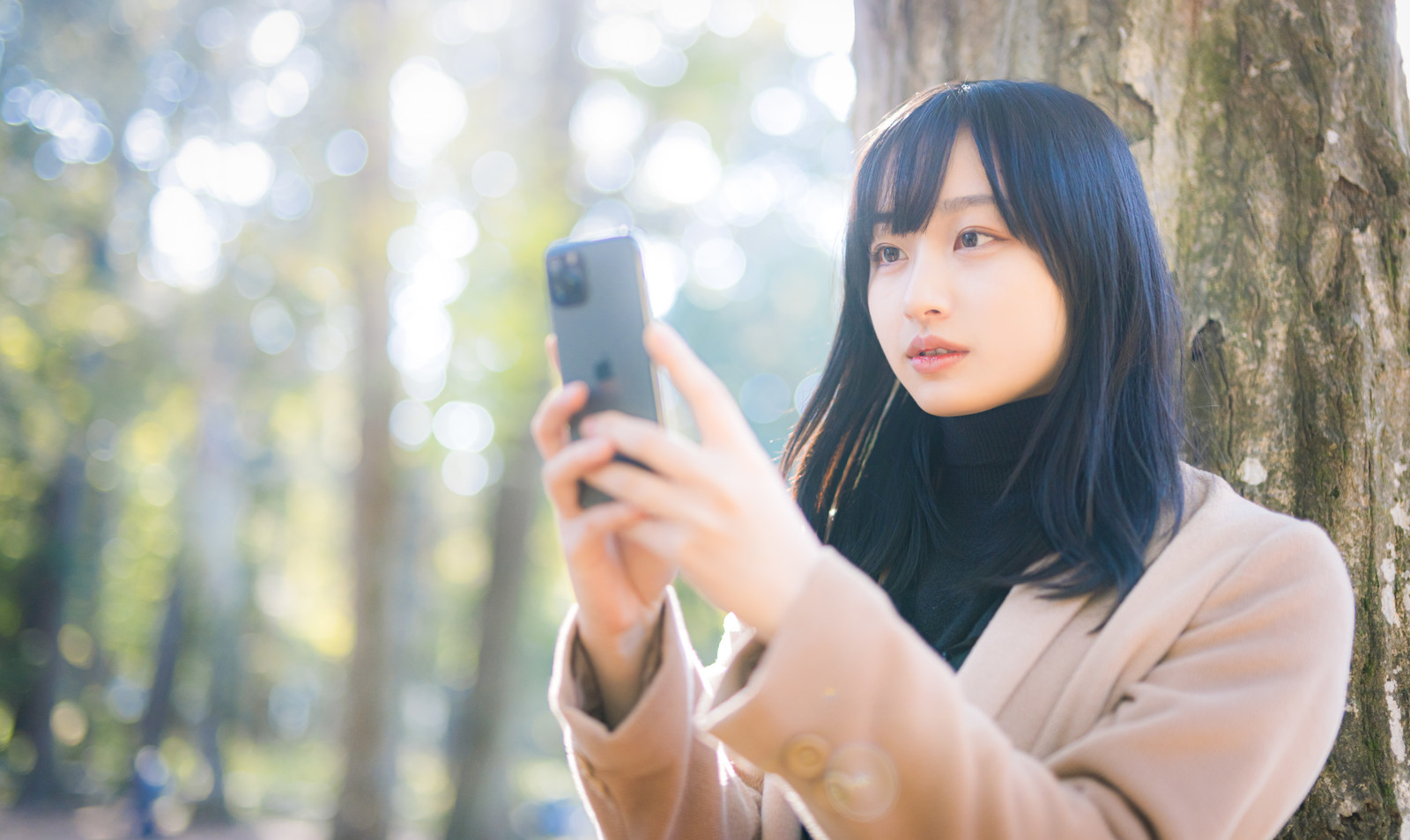 木漏れ日スマホ女子