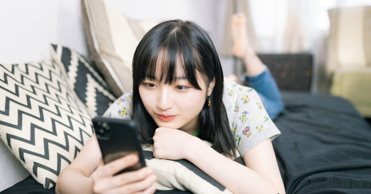 自分のプロフィールにワクワクする女性