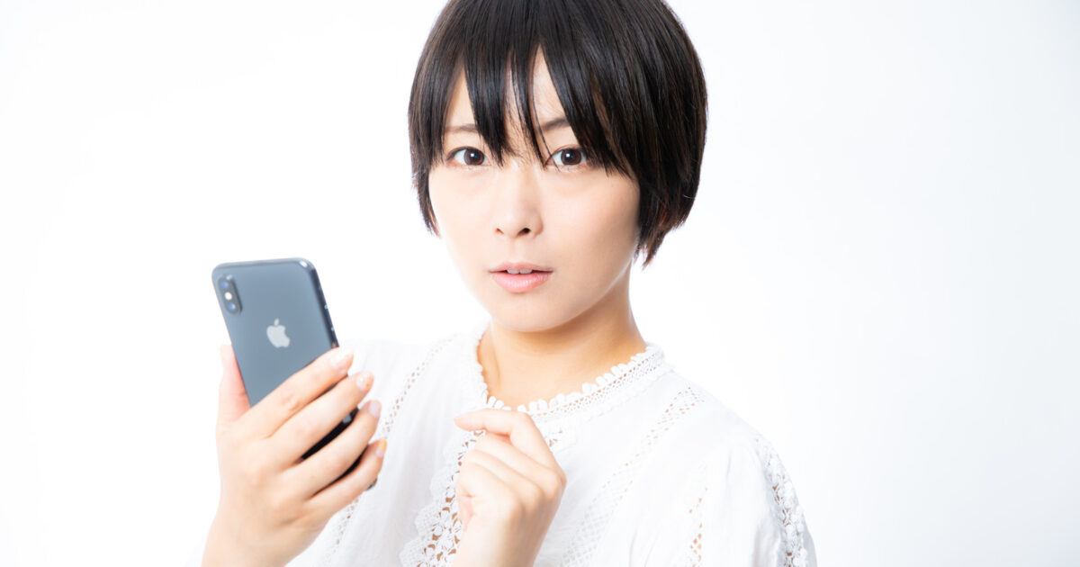 突然のメッセージでドキっとする女性