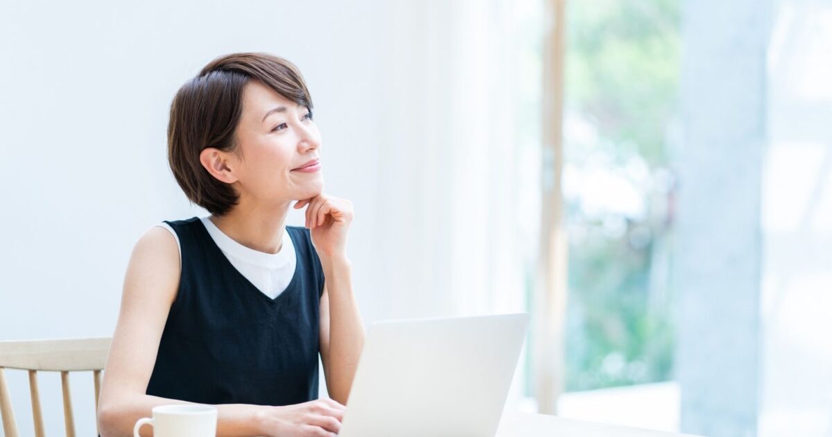 リビングでテレワーク中の女性