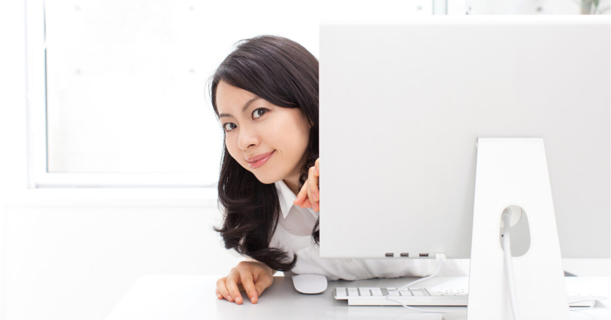 PCで編集作業をする女性