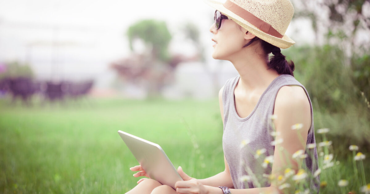 タブレットPCを使用している女性