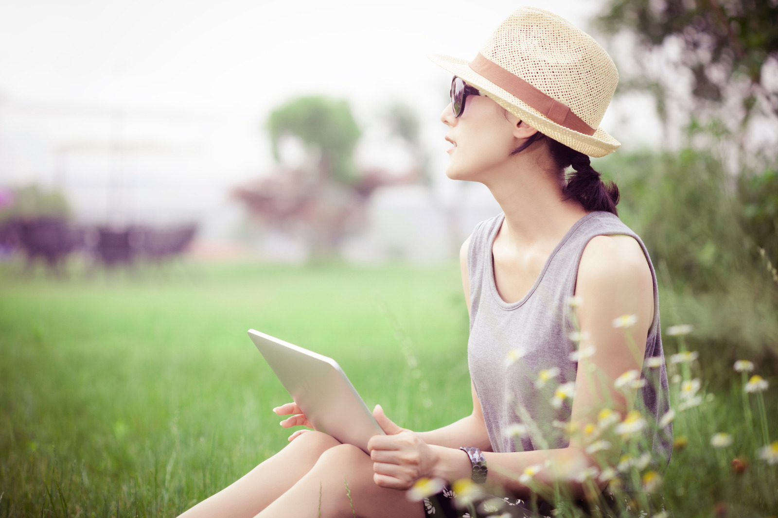 タブレットPCを使用している女性