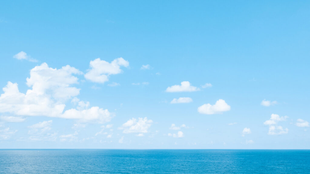 穏やかな海と空と雲